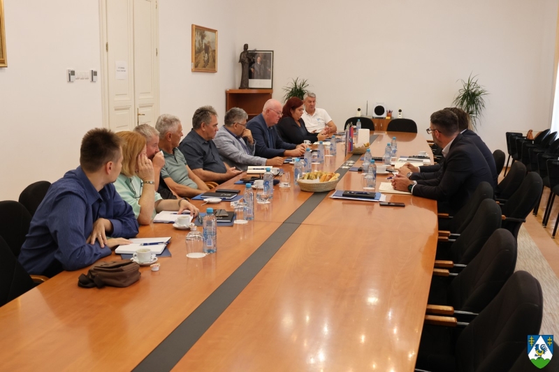 Župan Golubić sastao se s ravnateljima srednjih škola – Županija kontinuirano prati potrebe škola