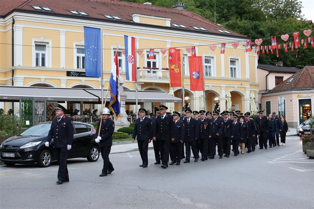 FOTOGALERIJA: Mimohodom, budnicom i misnim slavljem započeo veliki jubilej DVD-a Krapina