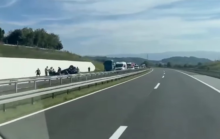 Teška prometna nesreća na autocesti Zabok – Krapina: automobil završio na krovu