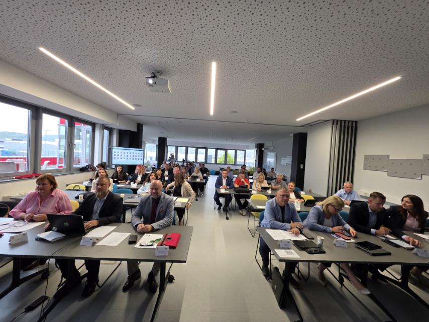 Aktualni sat KZŽ protekao mirno - vijećnike zanimalo u kojoj je fazi izgradnja školskih dvorana, što je s širokopojasnim internetom, e-romobili i sigurnost djece u školama i vrtićima