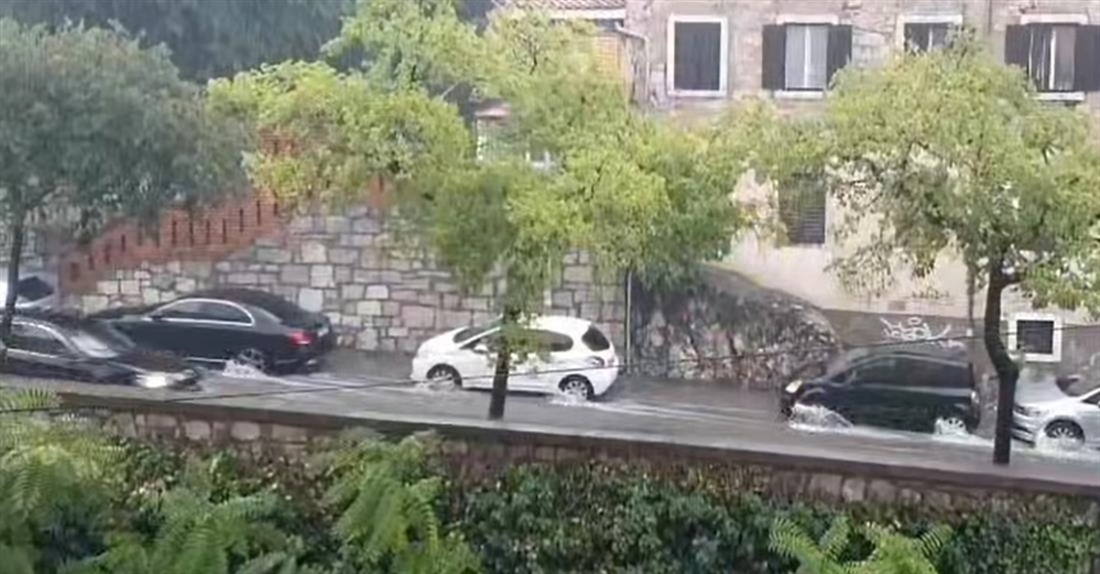 Kaos u Rijeci: Obilne oborine izazvale bujice i odrone, zatvoreni podvožnjaci, vatrogasci imaju pune ruke posla