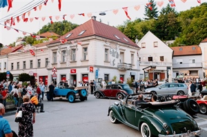 Šarm prošlih vremena: Oldtimeri i popevke pretvorili krapinski Trg u festivalsku pozornicu