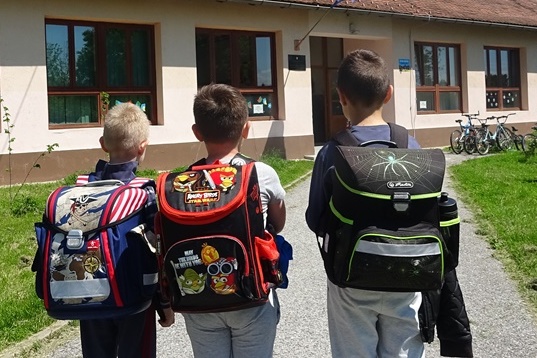 VAŽNO UPOZORENJE: Nepoznata osoba djeci kod DVD-a Petrovsko nudila bombone i mamila ih u automobil