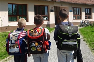 VAŽNO UPOZORENJE: Nepoznata osoba djeci kod DVD-a Petrovsko nudila bombone i mamila ih u automobil