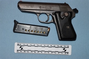 Po Zagrebu hodao s bombom i pucao, policija mu u kući pronašla arsenal oružja i streljiva te drogu