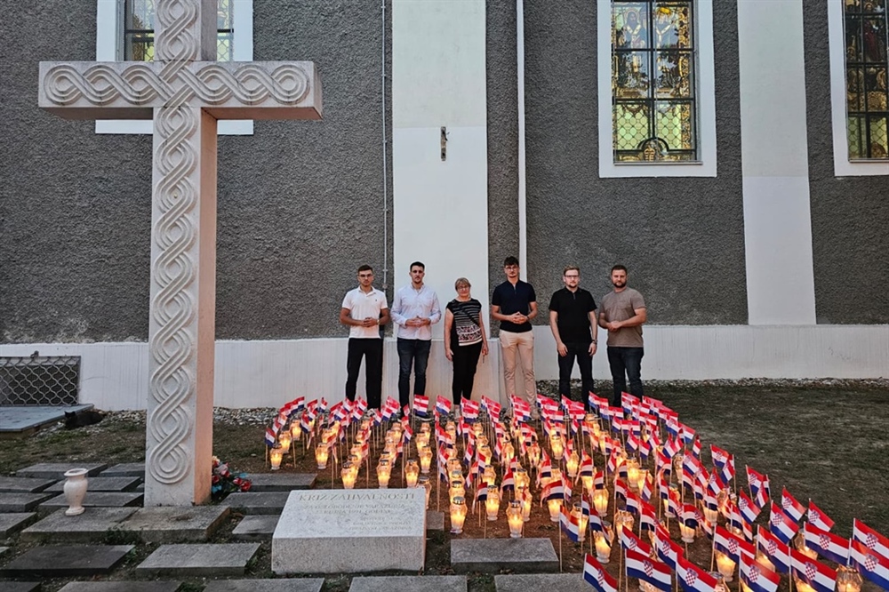 Kod Križa zahvalnosti, Mladež varaždinskog HDZ-a postavila 175 hrvatskih zastavica