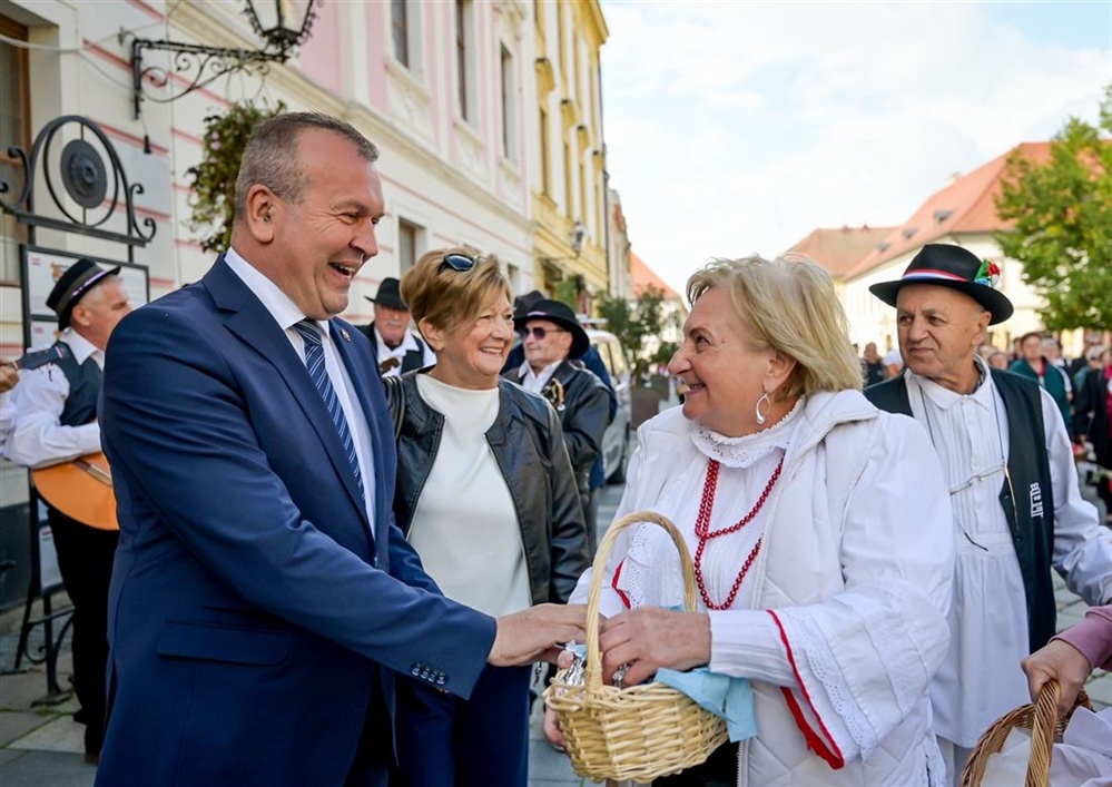Veseli mimohod umirovljenika ispunio ulice Varaždina pjesmom i domaćim delicijama