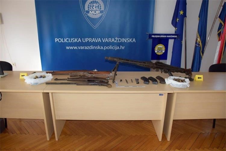 Policija u Varaždinu otkrila kućni arsenal: puškostrojnica, repetirke i oružje domaće izrade