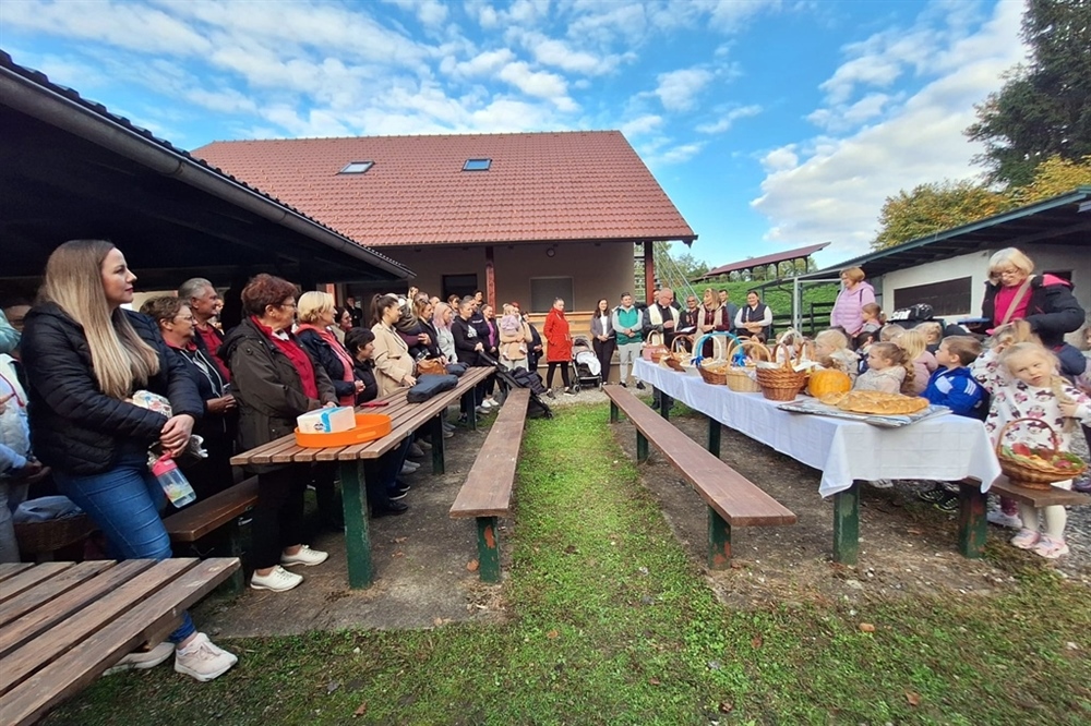 Šetnjom, pjesmom i kestenima završio Dječji tjedan u topličkoj Tratinčici