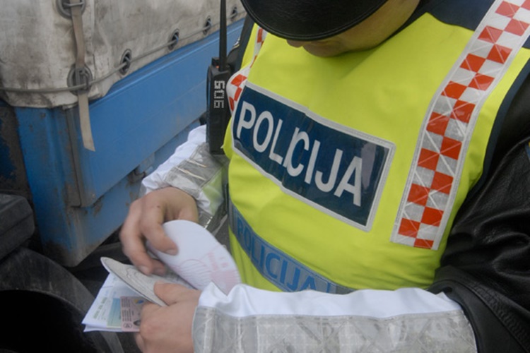 Starija Varaždinka povjerovala da predaje novac policiji radi provjere novčanica – ne nasjedajte na prijevare!