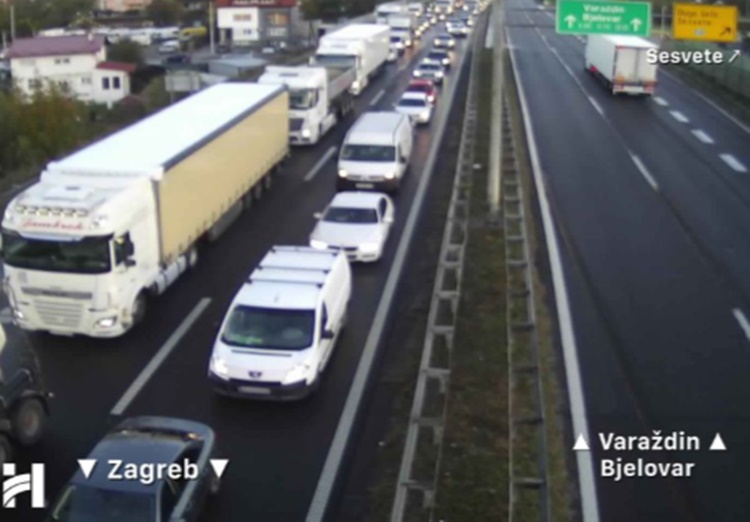 Zbog magle i kiše otežano prometovanje u unutrašnjosti, kolona kod Zagreba duga 4 kilometra