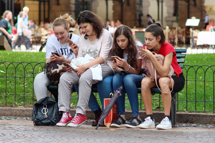 Hejteri, influenceri i flexanje - Razumijete li žargonske izraze svoje djece?