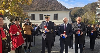 Uoči blagdana Svih svetih u Krapini položeni vijenci i zapaljene svijeće za sve poginule hrvatske branitelje: "Herojima posvećujemo trenutak tišine i sjećanja"