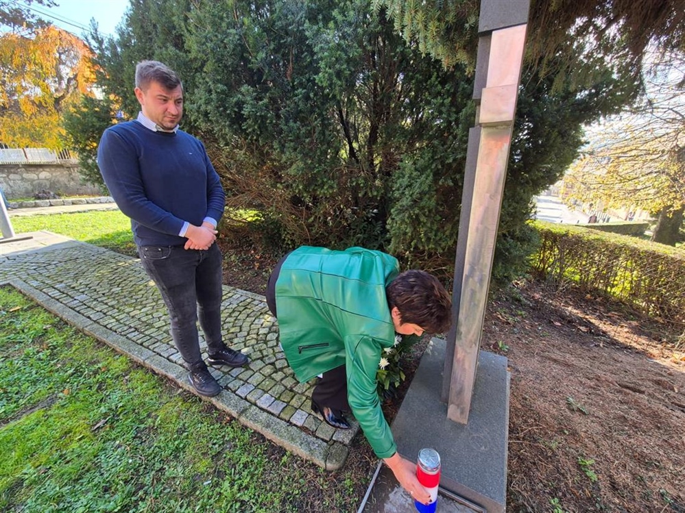 Polaganjem vijenca i paljenjem svijeća obilježeni Svi sveti u Varaždinskim Toplicama