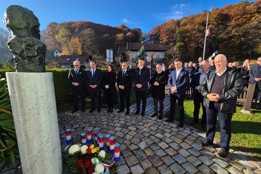 Izaslanstvo HDZ-a Krapinsko-zagorske županije povodom blagdana Svih svetih odalo počast dr. Franji Tuđmanu u Velikom Trgovišću