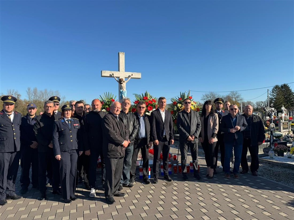 U Petrijancu i Novoj Vesi Petrijanečkoj položeni vijenci i zapaljene svijeće za blagdan Svih svetih