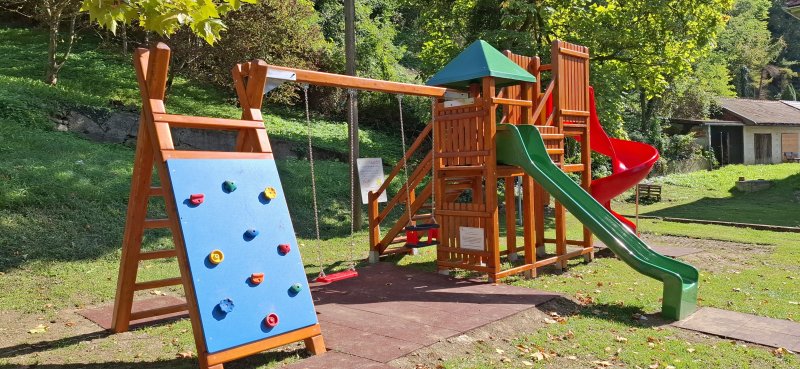 “Na radost mališana“: Uređeno dječje igralište u parku kod Gradske knjižnice u Klanjcu
