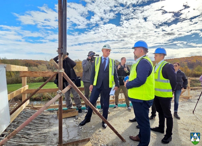 Župan Golubić i vodstvo Hrvatskih cesta obišli radove na brzoj cesti te razgovarali o ključnim projektima prometne infrastrukture