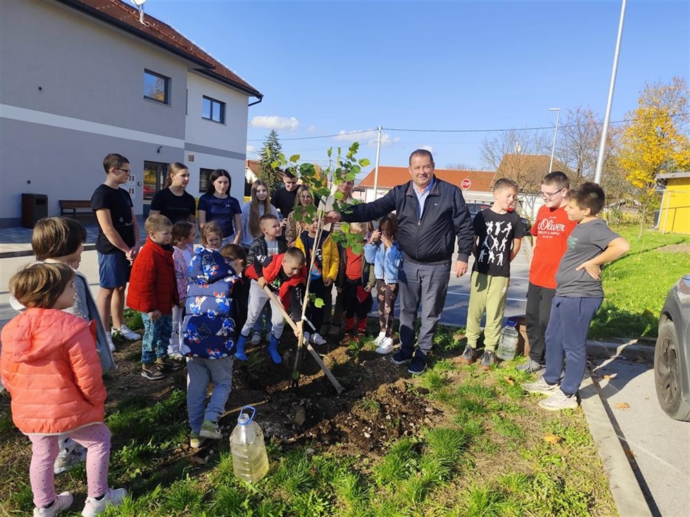 Na zelenom otoku u Dubravici posađena lipa, u sadnji sudjelovala vrtićka i školska djeca te načelnik Štritof