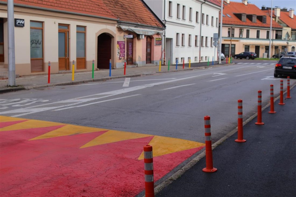 RADI VEĆE SIGURNOSTI: Sanirano i uređeno raskrižje te postavljeni dodatni šareni stupovi kod I. OŠ Čakovec