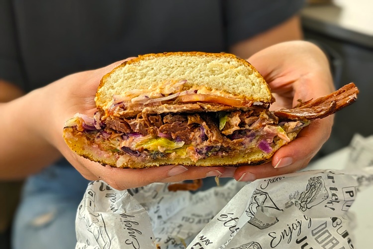 Naruči – pojedi – zaboravi: Zašto sve više mladih živi na dostavi, a sve teže podnosi posljedice