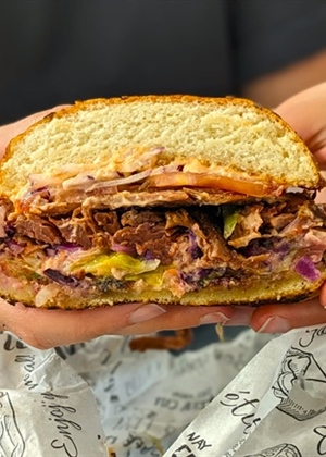 Naruči – pojedi – zaboravi: Zašto sve više mladih živi na dostavi, a sve teže podnosi posljedice