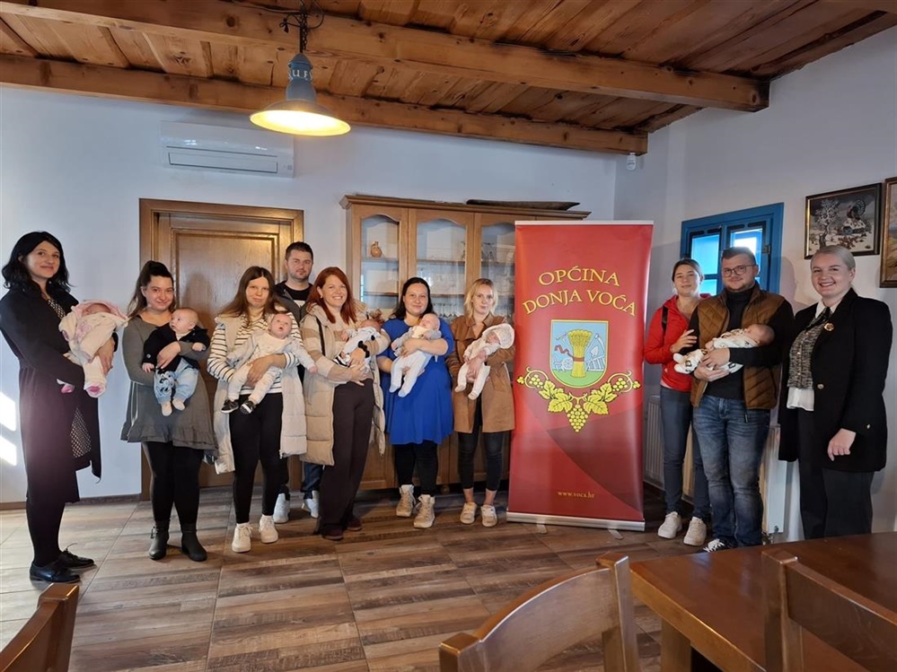Donja Voća ulaže u obitelji: povećane naknade za novorođenčad i potpisani ugovori o stambenom zbrinjavanju mladih