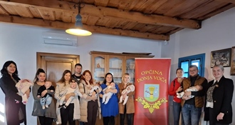 Donja Voća ulaže u obitelji: povećane naknade za novorođenčad i potpisani ugovori o stambenom zbrinjavanju mladih