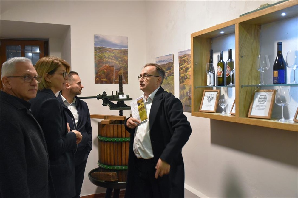 Gradonačelnik Bilić u Ludbregu otvorio izložbu “Priča o vinu“