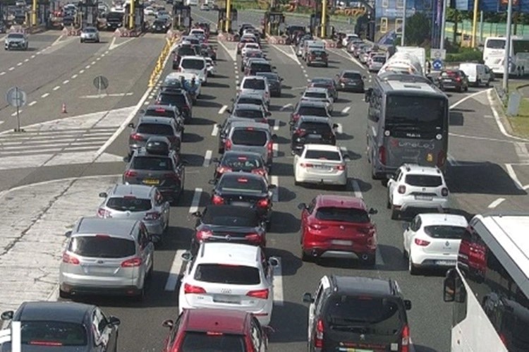 Kolona duga četiri kilometra na ulazu u Zagreb - vozi se jednim trakom