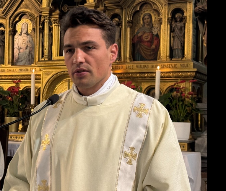 Novi đakon zaludio žene, sada će stalno ići na misu i crkva će biti puna – evo kako izgleda