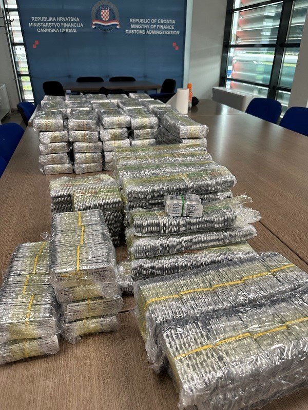 Htio prošvercati 180 tisuća komada tableta koje se koriste kao droga – ali uhvaćen je na Bajakovu