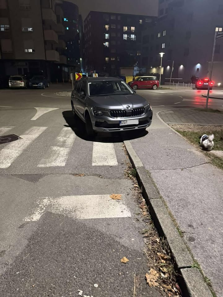 U Zagrebu parkirao auto na zebri, na nogostupu, na cesti i u kružnom toku – koliku bi kaznu trebao dobiti?