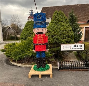 Župnik iz Gorskog Kotara traži da se s trga ukloni kip ''Orašara'' – razbjesnio ga simbol koji nema veze s Božićem i vjerom