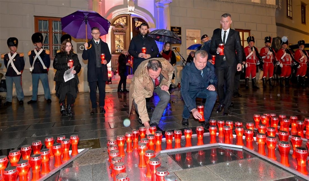 Na varaždinskom Korzu lampionima ispisano ime herojskog grada i odana počast žrtvama Vukovara i Škabrnje