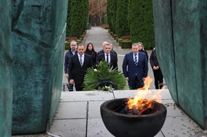 Uoči Dana sjećanja: Posavec i suradnici odali počast žrtvama Vukovara i Škabrnje