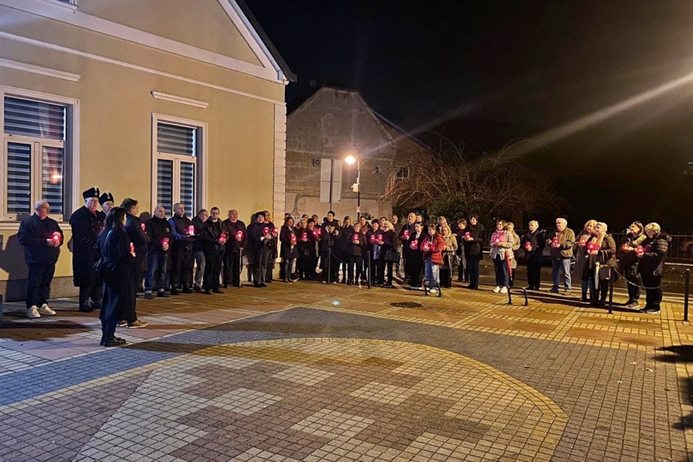U Loboru paljenjem svijeća obilježen Dan sjećanja na žrtve Domovinskog rata