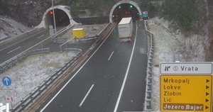 Snijeg i bura stvaraju probleme u gorju i na cestama, prema Rijeci isključuju kamione – snijega će sutra biti i u nizinama