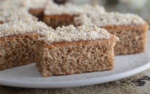 Sočan kolač s orasima bez jaja koji je gotov za tren