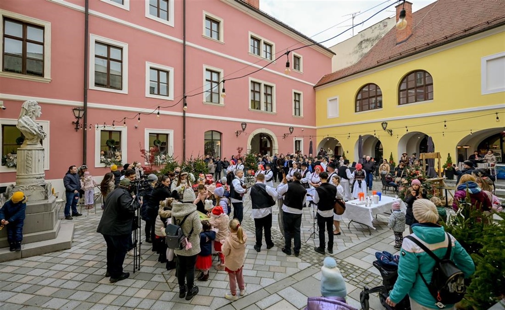 Advent s pričom u Županijskoj palači - veselje, radost, kuhano vino i kolači oduševili mnogobrojne posjetitelje