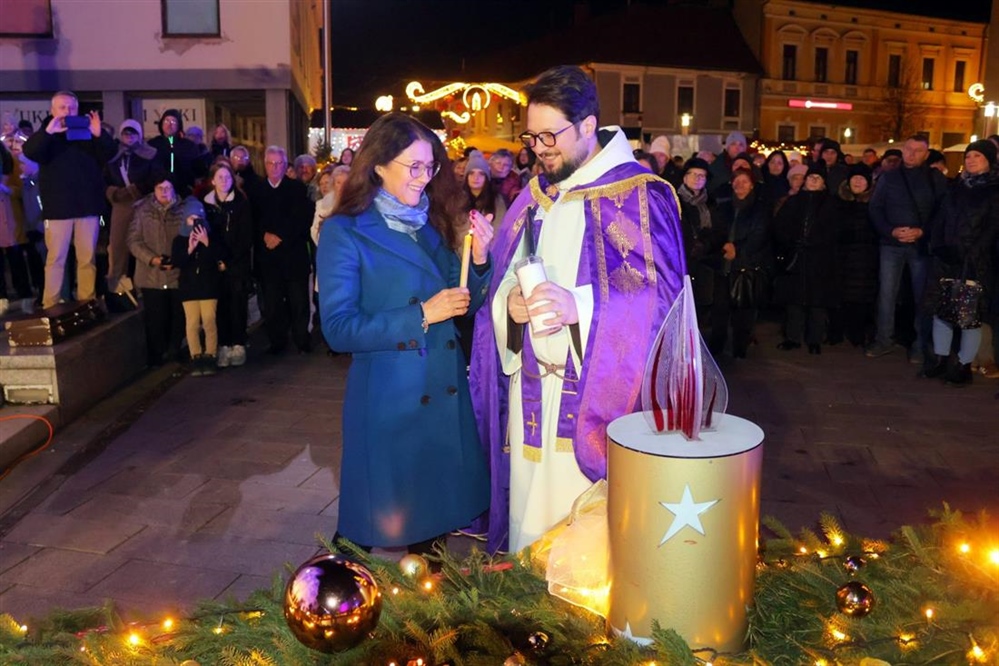Čakovec zapalio prvu adventsku svijeću: Nada i zajedništvo u središtu grada