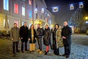 Nastavak tradicije; Varaždinska Županijska palača i ove je godine pretvorena u atraktivan adventski kalendar