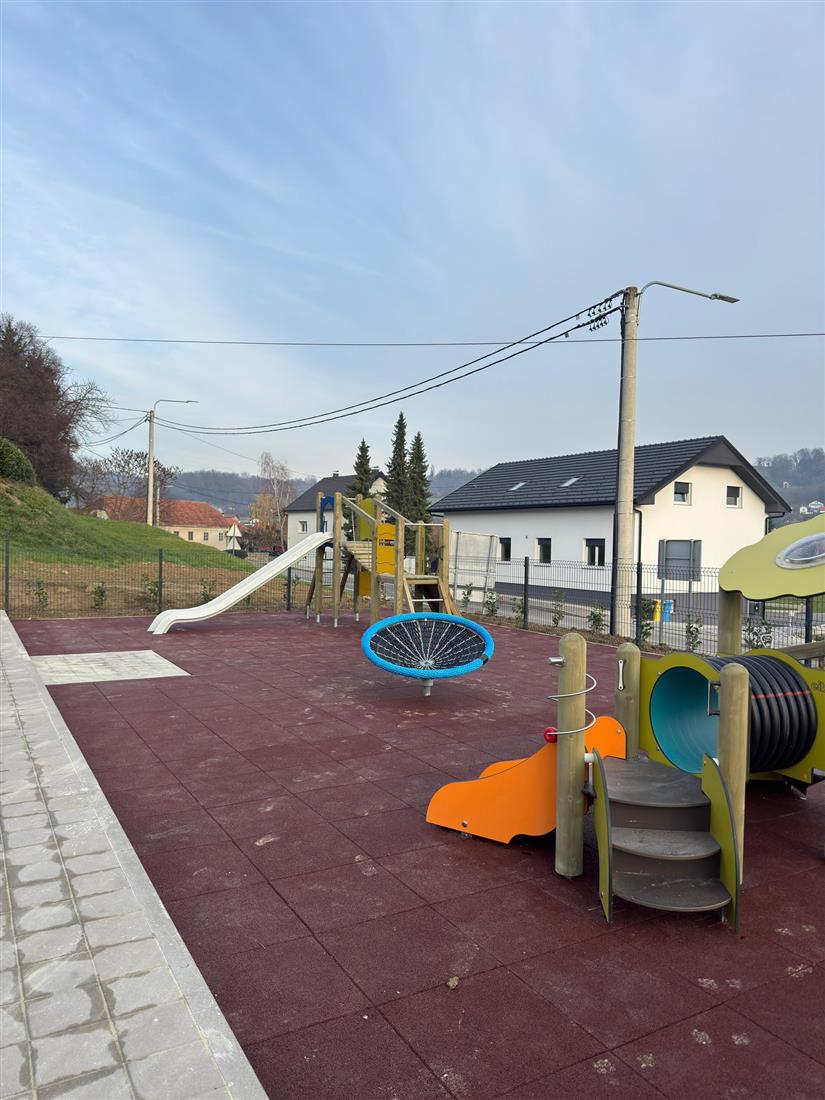 Pri kraju radovi na novom i modernom igralištu u Zlataru: “Veselimo se trenutku kada će ga ispuniti dječji smijeh“