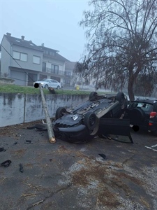 Nesvakidašnje parkiranje u Mariji Bistrici - auto završio na krovu kod robne kuće