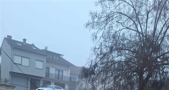 Nesvakidašnje parkiranje u Mariji Bistrici - auto završio na krovu kod robne kuće