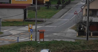 Prometna nesreća kod OŠ u Đurmancu: Na njivu sletjelo policijsko vozilo – ostalo je bez branika i kotača