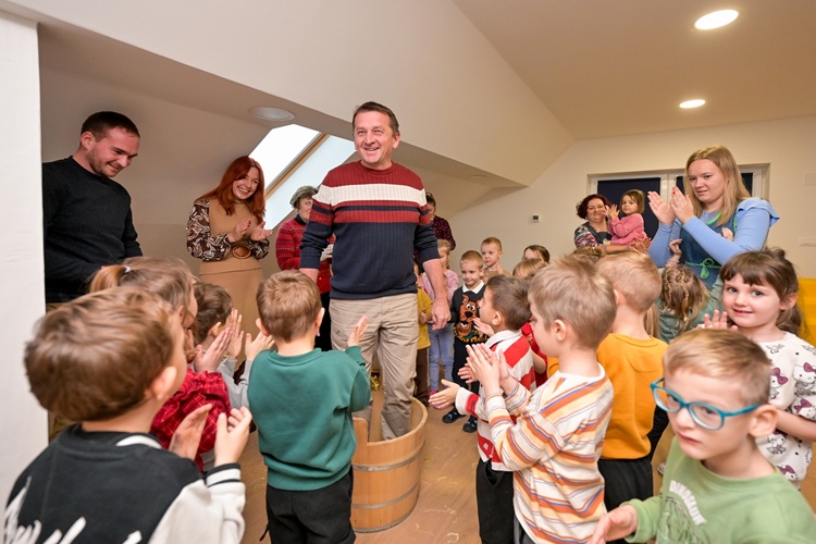 Mališani iz Velikog i Malog Bukovca učili kako se kiseli varaždinsko zelje i dobili novu edukativnu slikovnicu