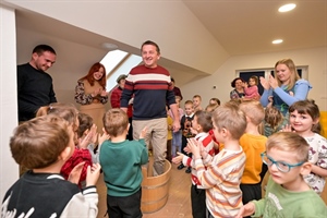 Mališani iz Velikog i Malog Bukovca učili kako se kiseli varaždinsko zelje i dobili novu edukativnu slikovnicu