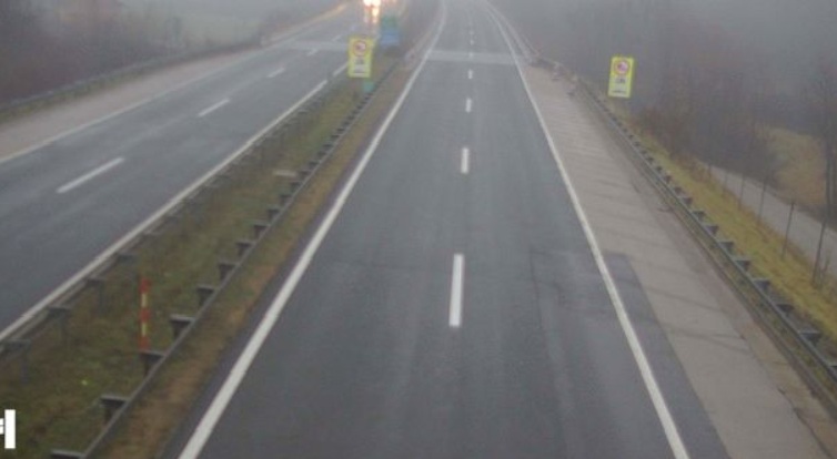 Oprezno u prometu: mokri i skliski kolnici, bura otežava promet kod Karlobaga