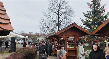 Božićni sajam u Stubakima okupio udruge i brojne posjetitelje – božićna čarolija u znaku zajedništva i tradicije